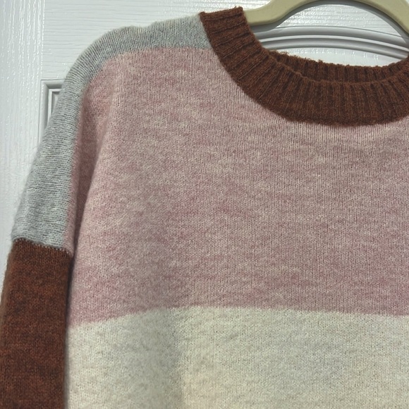 Lush Color block Sweater - Picture 2 of 3